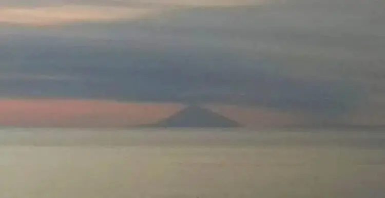 Gunung Anak Krakatau Erupsi Setinggi 2.000 Meter, Radius Bahaya 2 Km