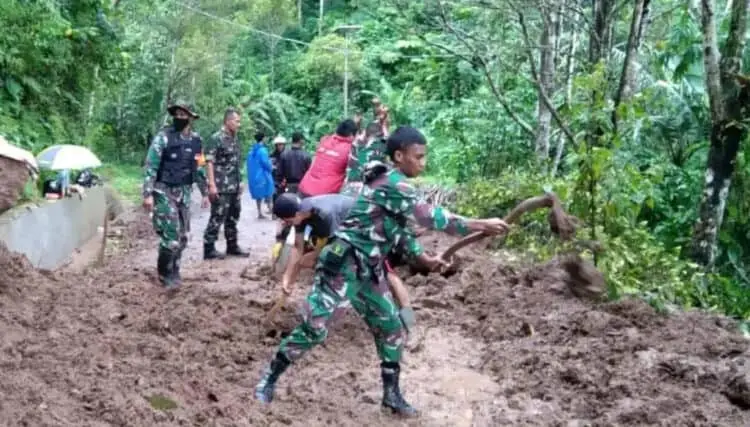 Jalan Gunung Karang Longsor, Masyarakat dan Anggota Koramil 0102/Cadasari Lakukan Ini