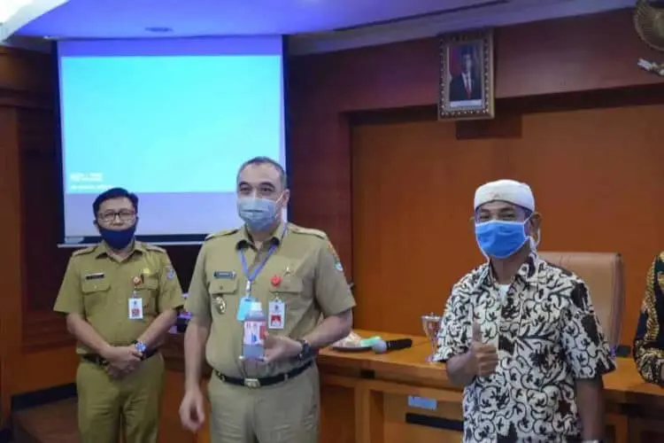 Sumber Limbah Oli Ditelusuri, Air Sungai Cirarab Diperiksa