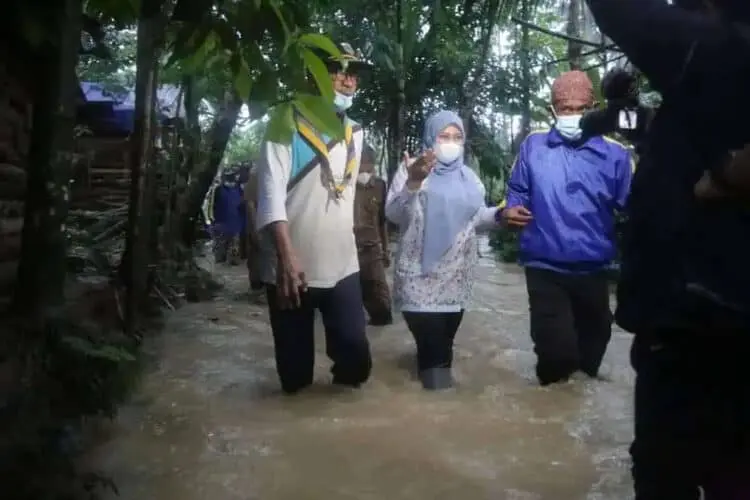 Cerita Bupati Irna Terobos Banjir di Panimbang, Hujan-hujanan untuk Bujuk Warga Mengungsi