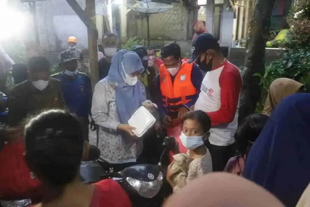 Cerita Bupati Irna Terobos Banjir di Panimbang, Hujan-hujanan untuk Bujuk Warga Mengungsi Cerita Bupati Irna Terobos Banjir di Panimbang, Hujan-hujanan untuk Bujuk Warga Mengungsi
