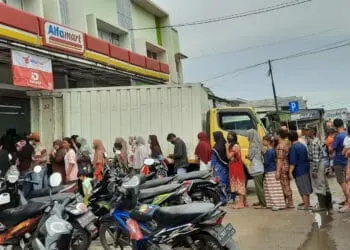 Masih Langka, Warga Tigaraksa Rela Antre Berjam-jam Demi Minyak Goreng