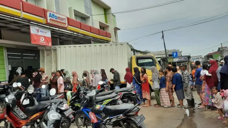 Masih Langka, Warga Tigaraksa Rela Antre Berjam-jam Demi Minyak Goreng