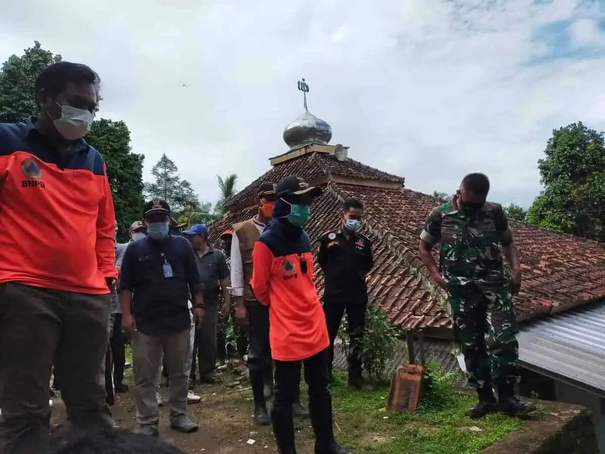 Sambangi Pengungsi Pergerakan Tanah, Bupati Iti Janjikan Dua Hal Ini Sambangi Pengungsi Pergerakan Tanah, Bupati Iti Janjikan Dua Hal Ini