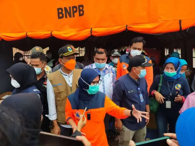 Sambangi Pengungsi Pergerakan Tanah, Bupati Iti Janjikan Dua Hal Ini