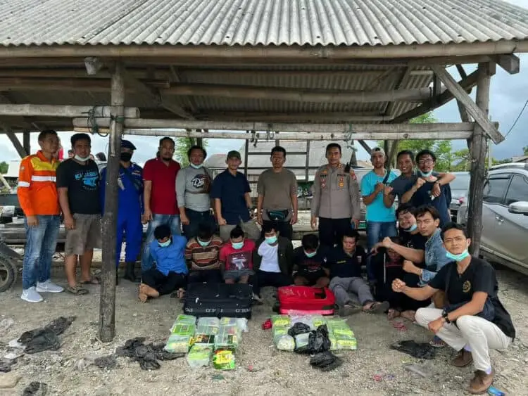 Personel Polres Pandeglang amankan komplotan pengedar sabu, dan sita puluhan kilo barang bukti (BB) Sabu, di perairan Sumur, Pandeglang, Selasa (8/3/2022). (ISTIMEWA)