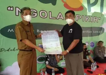 Perwakilan Boedak Saung, Muamar, sampaikan 5 rekomendasi "NGOPi" Mitigasi Bencana Berbasis Kearifan Lokal, kepada Asda 1 Setda Pandeglang, Utuy Setiadi, Selasa (15/3/2022). (MARDIANA/SATELITNEWS.ID)