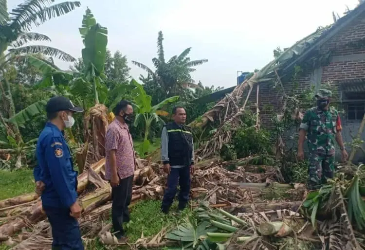 Angin Puting Beliung Terjang Desa Munjul, 26 Rumah Warga Rusak