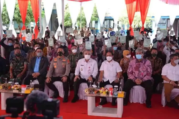 Menteri ATR/BPN Bagikan Sertifikat di Teluknaga
