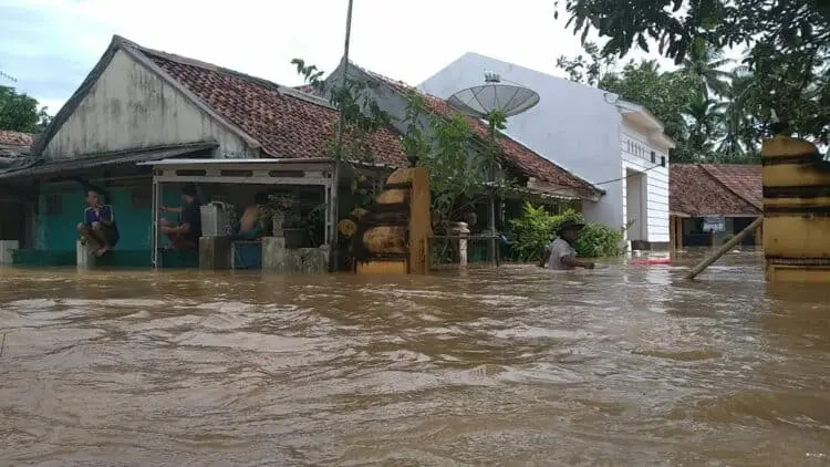 Banjir di Carita dan Labuan Akibat Tanggul Banyubiru Jebol