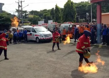Srikandi Damkar BPBD Kabupaten Serang, melakukan atraksi saat HUT Damkar ke 103, di halaman kantornya, Selasa (22/3/2022). (ISTIMEWA)