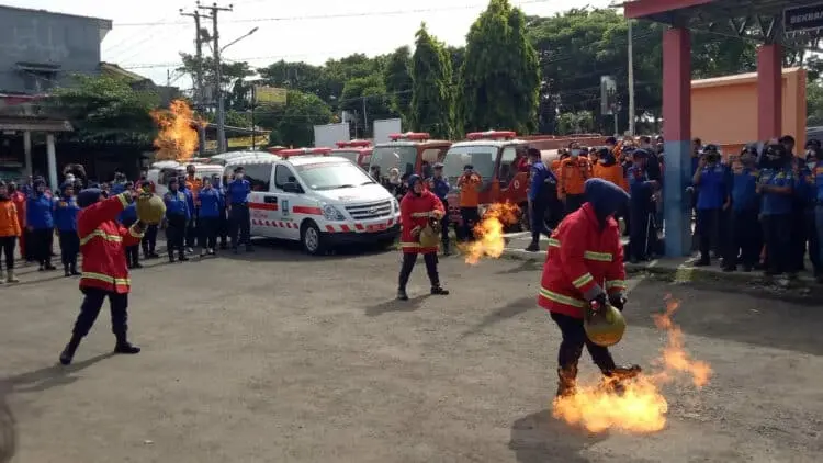 Atraksi Heroik Srikandi Damkar BPBD Kabupaten Serang Memukau dan Sita Perhatian