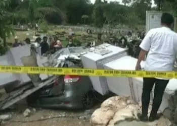 Sedan Remuk Tertimpa Gapura TPU Garubug