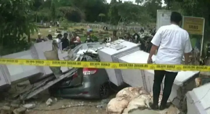 Sedan Remuk Tertimpa Gapura TPU Garubug