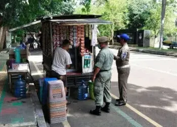 Satpol PP Tertibkan 25 PKL di Pedestrian Jalan Pusat Pemkab Tangerang