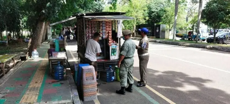 Satpol PP Tertibkan 25 PKL di Pedestrian Jalan Pusat Pemkab Tangerang