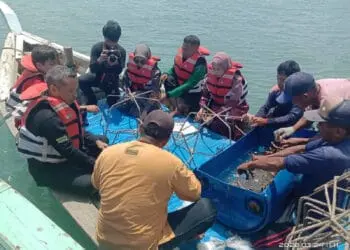 FPTK Banten dan Laz Harfa, membawa jaring laba-laba menuju Pulau Liwungan, untuk ditransplantasi, dalam Gerakan Rehabilitasi Terumbu Karang (GRTK). (ISTIMEWA)