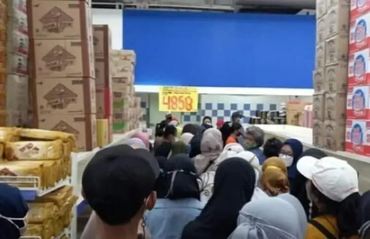 Warga Antre Migor di Swalayan, Harga Telur Merangkak