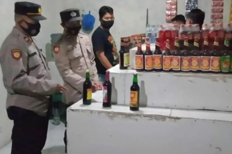 Personel Polsek Cadasari sedang melakukan operasi miras di salah satu penjual jamu di wilayah Kecamatan Cadasari, Kabupaten Pandeglang, Senin (21/3/2022) malam. (ISTIMEWA)