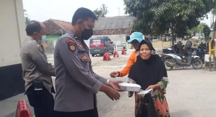 Peduli Masyarakat, Ini yang Dilakukan Personal Polsek Carenang