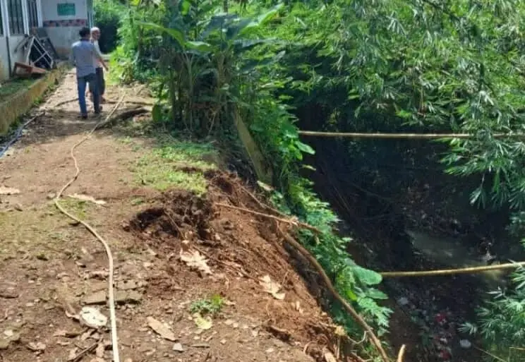 Nyaris Ambruk Tergerus Longsor, MTs Al-Hidayah Karang Tanjung Dikosongkan