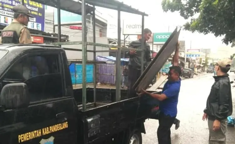 Jelang Peletakan Batu Pertama RSUD Labuan, PKL Ditertibkan
