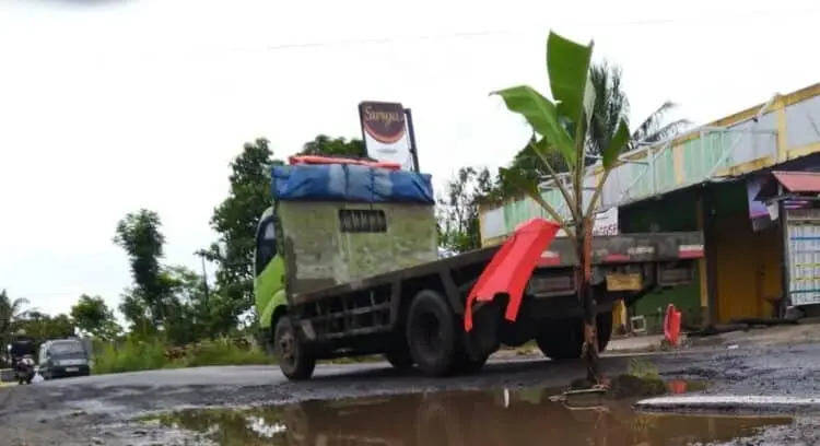 Jalur Kadubanen – Cipacung Pandeglang Rusak, Sebagian Ditanami Pohon Pisang