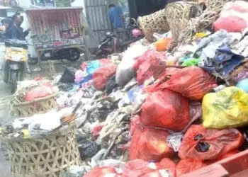 Tumpukan sampah di Pasar Picung, dikeluhkan. (ISTIMEWA)