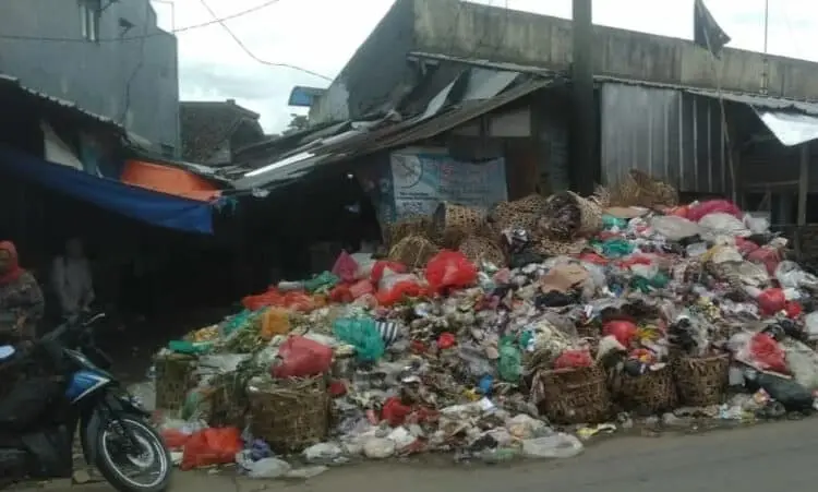 Sampah Menggunung di Jalan Raya Picung – Bojong, Kepala DLH Pandeglang: Bukan Tanggungjawab Kami