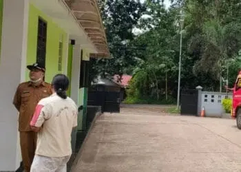 PENGAWASAN ELPIJI–Kabid Perdagangan Diskoperindag Kabupaten Pandeglang, Juhanes Waluyo, mengawasi SPBE di wilayah Kecamatan Majasari, Kabupaten Pandeglang, Rabu (23/3/2022). (ISTIMEWA)