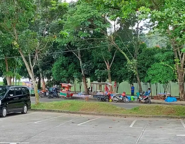 Ditempati Pedagang, Alih Fungsi Pedestrian Jalan Pusat Pemkab Tangerang Disorot
