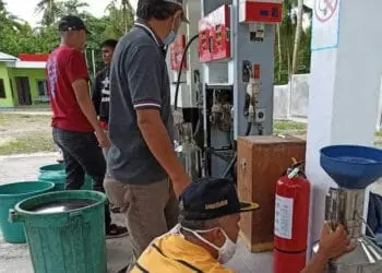 Petugas sedang melakukan pengawasan tera atau tera ulang, di salah satu SPBU. (ISTIMEWA)