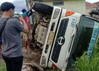 Truk molen terjun ke persawahan warga, di Kampung Cikuya, Kelurahan Sukaratu, Kecamatan Majasari, Kabupaten Pandeglang, Jumat (4/3/2022). (ISTIMEWA)