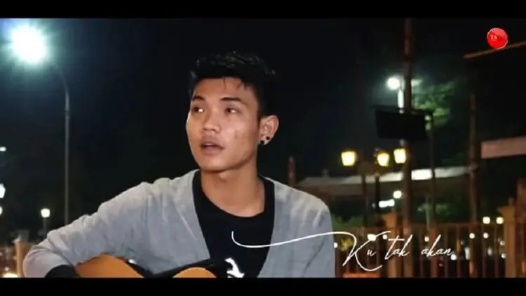 Lirik Lagu Tetap Disini – Tri Suaka