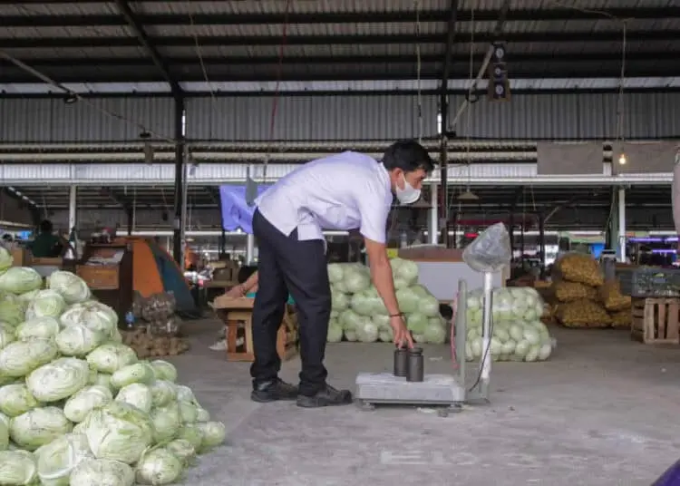 Foto Uji Tera Alat Ukur Timbang Pedagang Pasar Jatiuwung