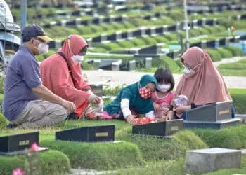 Foto Warga Tangerang Ziarah Kubur Jelang Ramadan