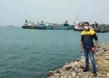 Direktur Utama PT SBM, Isbandi Ardiwinata Mahmud, di lokasi stockpile batubara. (ISTIMEWA)
