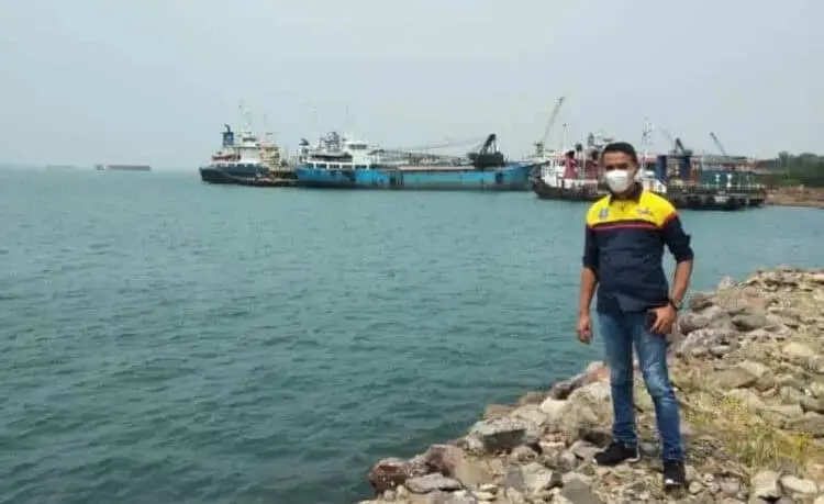 Direktur Utama PT SBM, Isbandi Ardiwinata Mahmud, di lokasi stockpile batubara. (ISTIMEWA)