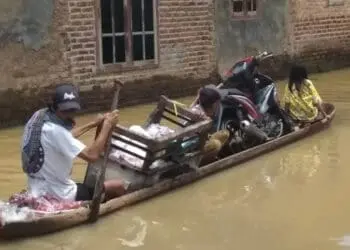 4 Hari Tergenang Banjir, Ratusan Warga Cinangka Masih Mengungsi di Masjid