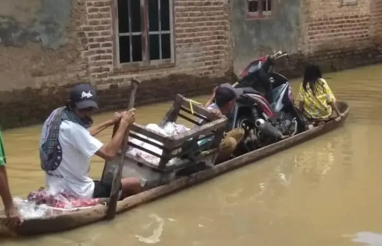 4 Hari Tergenang Banjir, Ratusan Warga Cinangka Masih Mengungsi di Masjid