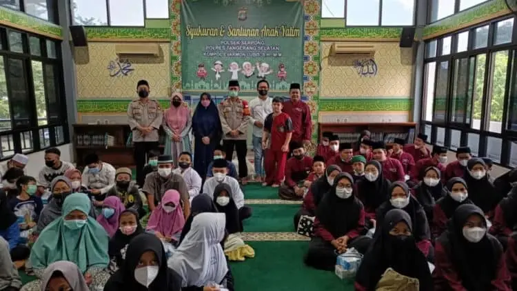 Usai Suntik Booster di Polsek Serpong, Lansia Pulang Bawa Sembako