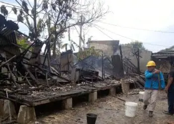 Sejumlah warga sedang memadamkan api, yang membakar Ponpes di Tirtayasa, Kabupaten Serang, Selasa (8/3/2022). (ISTIMEWA)