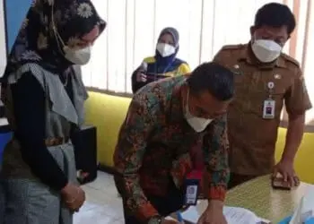Direktur PT SBM, menandatangani perjanjian kerjasama pengelolaan industri air mineral dengan PT RRM, Selasa (29/3/2022). (ISTIMEWA)