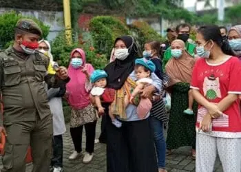 Demi Dapat Minyak Goreng Murah, Ibu Ini Rela Bawa Bayi Kembarnya Antre