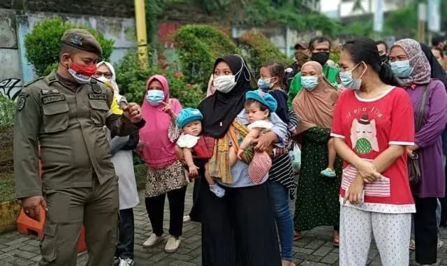 Demi Dapat Minyak Goreng Murah, Ibu Ini Rela Bawa Bayi Kembarnya Antre