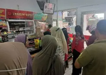 Warga Serbu Minyak Goreng 2 Liter Rp 28 Ribu di Minimarket