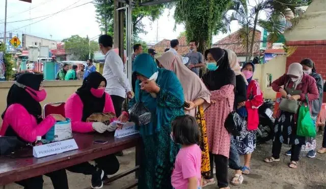 Minyak Goreng Sitaan Polres Lebak Didistribusikan ke Masyarakat di Bawah HET