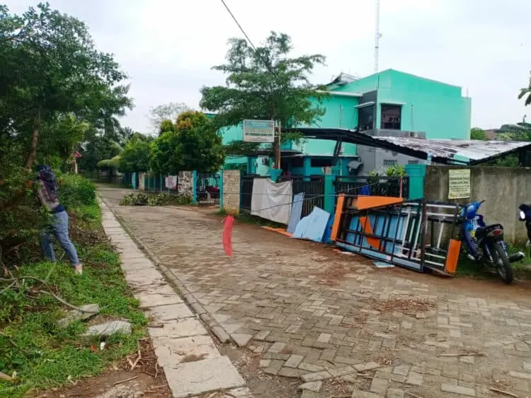 Atap Puskesmas Bambu Apus Ambrol