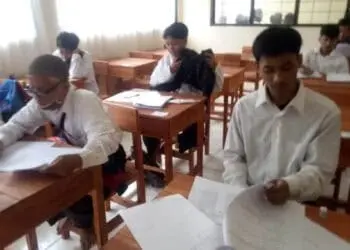 Salut, Kakek dari Lebak Ini Tetap Semangat Ikut Ujian Paket C di Usia 63 Tahun