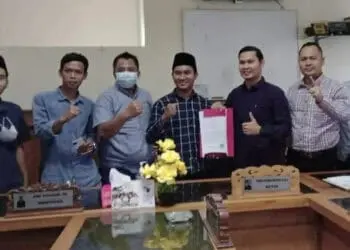 AUDIENSI–Pimpinan dan anggota Komisi III DPRD Pandeglang, berfoto bersama pengurus Karang Taruan Bojong, usai menerima audiensi dan menandatatangani kesiapan menindaklanjuti pengaduan tersebut, Selasa (12/4/2022). (ISTIMEWA)